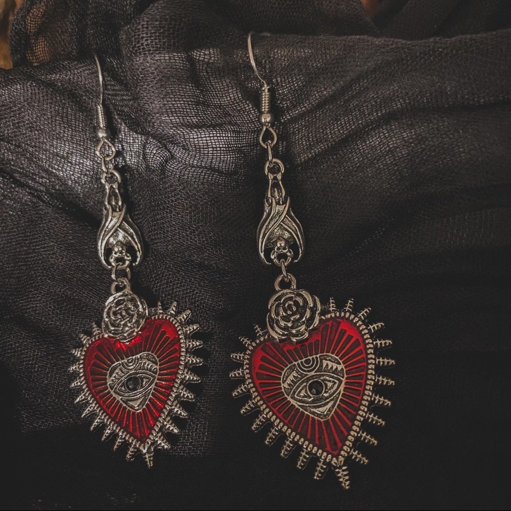 ♥️Red Heart Evil Eye Bat Detail Drop Earrings♥️